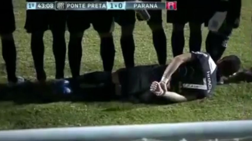 Brazília_hráč leží v múre